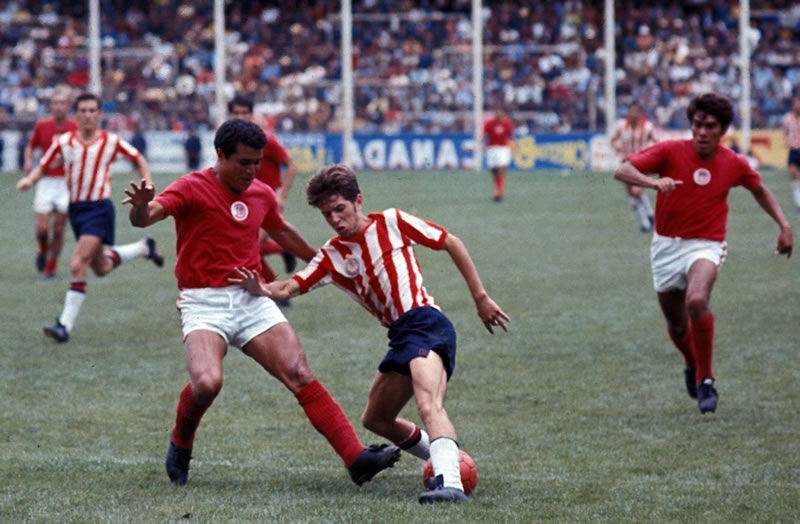 Raúl Willy Gómez del Club Guadalajara ante el Club Toluca principios de los 70